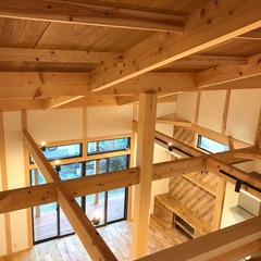 木の香りに包まれリラックス！アウトドア気分で過ごせるカントリーな家の屋根裏部屋