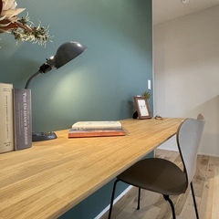 アウトドア好きが選んだブルーグリーンのクロスで自然を感じられる北欧スタイルの2階ホール