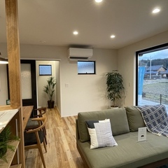 いつでもアウトドア気分がいい！漆喰の壁で心地よく快適な空間が広がる北欧スタイルのLDK