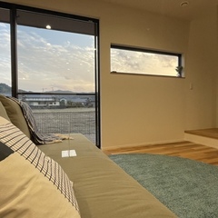 ハイサイドライトがお洒落に空の景色を魅せてくれる北欧スタイルのリビング