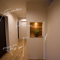 ニッチを活用してグリーンが映える！レッドシダー壁面から木の温もり届くシンプルモダンな玄関