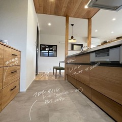 お洒落に大容量収納が叶う！木の優しい温もりも届くシンプルモダンなキッチン