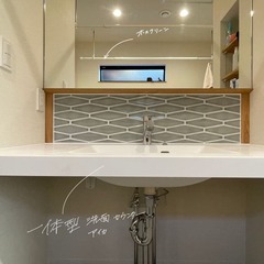 一際目を惹くデザインタイルが素敵！使用するたびテンションアップのシンプルモダンな洗面室