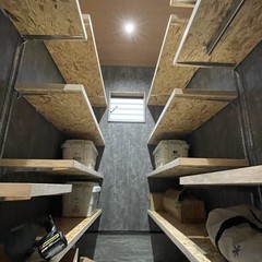 アウトドアグッズもすっきり片付く◎大容量収納が叶えられたシンプルモダンな土間スペース