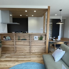 自然を身近に感じる家具がお気に入り！アウトドアで疲れた身体を癒してくれるシンプルモダンなリビング