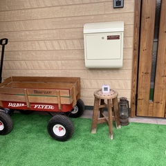 アウトドアグッズが馴染む！木の質感あふれる玄関ドアのあるカントリー風な家