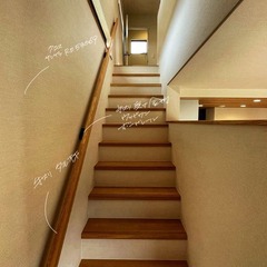 2階へと優しく誘導してくれる空間！アースカラーでやわらかい雰囲気に包まれたシンプルモダンな階段