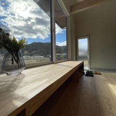 美しい自然と繋がる大きな窓があるのびやかな暮らし