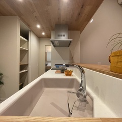 家事動線抜群！親子で楽しくアウトドア飯を作りたくなるシンプルモダンなキッチン