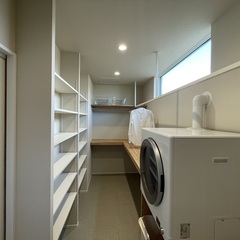 お洗濯作業をひとつの空間でこなせるのが嬉しいシンプルモダンなランドリールーム