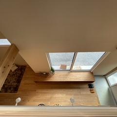 ベンチにもなる造作棚に注目！窓際で日向ぼっこしたくなるシンプルモダンな玄関