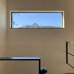 絵画のように景色を楽しむこだわりの吹き抜け階段