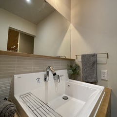 非日常感となるホテルライクな雰囲気が素敵な造作洗面カウンター