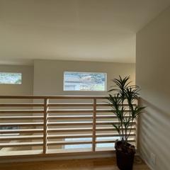 ここから眺める外の景色に癒される！心地よい空気が流れるシンプルモダンな2階ホール