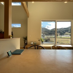 豊かな自然と共存する美しいダイニングスペース