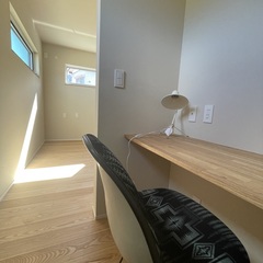 落ち着きある雰囲気が癒し！自分だけの時間を大切にできるシンプルモダンなワークスペース