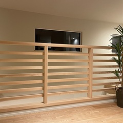 ウッドフェンス越しに家族で楽しくトークOK！使い勝手のいいシンプルモダンな2階ホール