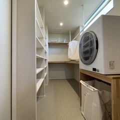 一連のお洗濯作業を行えるのが嬉しい！楽しく家事をこなせるシンプルモダンなランドリースペース