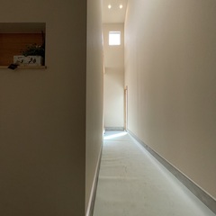 心穏やかな雰囲気にそっと包まれリラックス！真っ直ぐ伸びる通路がいいシンプルモダンな土間玄関