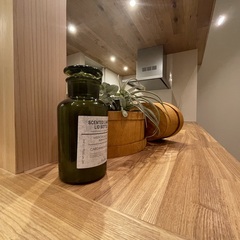 お気に入りを飾って空間演出を楽しむ！木の温かみがそっと伝わるシンプルモダンなキッチンカウンター