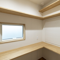 ワークスペースにはコンセントとマグネットボードを