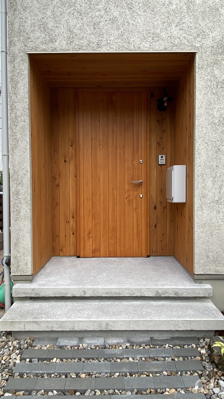 木の玄関ドアと自然素材の玄関まわり