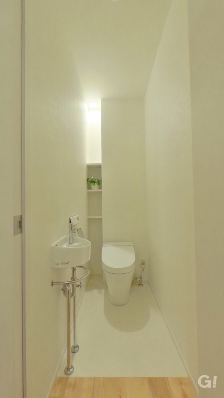 まっしろな清潔感のあるトイレの写真