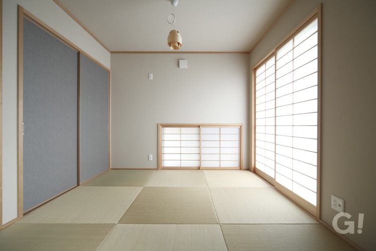 淡い色でまとめた和室の写真