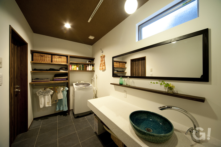 広めの和モダンの洗面室で家事楽空間