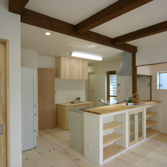 梁見せで天井広々　明るいリビング