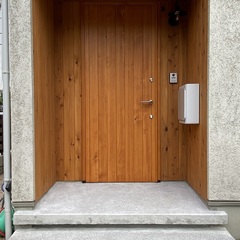 木の玄関ドアと自然素材の玄関まわり