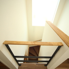 大きな窓で明るい階段　アイアン✖木の手すり
