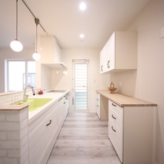 白いキッチンで広々清潔感のあるお家　高気密高断熱の家