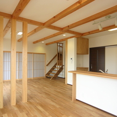 あらわし梁と木のぬくもりあふれるリビングダイニングの写真