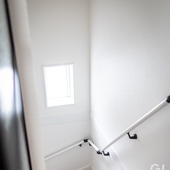 白を基調とした明るい階段の写真