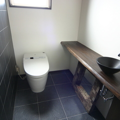 オシャレなトイレ空間　大判タイルがカッコイイ