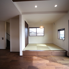 和モダン　小上がり畳のあるリビング