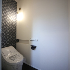 スタイリッシュトイレ　手洗いはトイレ横の洗面化粧台で