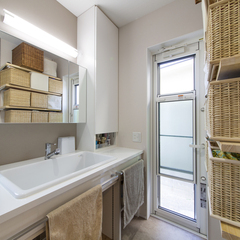 収納たっぷりの使い勝手が良い洗面スペース