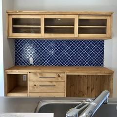 お気に入りのキッチンカップボードで家事を楽しむ