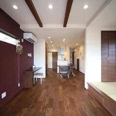 和粋モダンのLDK　キッチン横並びダイニンク