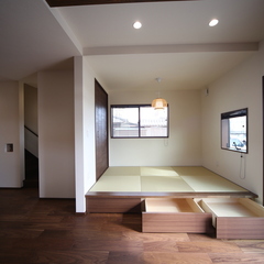 小上がりの畳スペースで広々リビング　和モダンテイストのお家