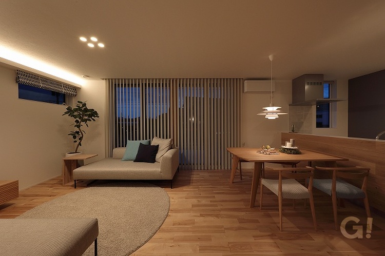 足利市の新築住宅　北欧・シンプルなデザイン　夜のLDK写真