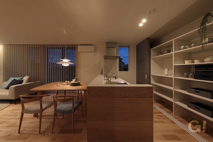 足利市の新築住宅　北欧・シンプルなデザイン　夜のキッチン写真