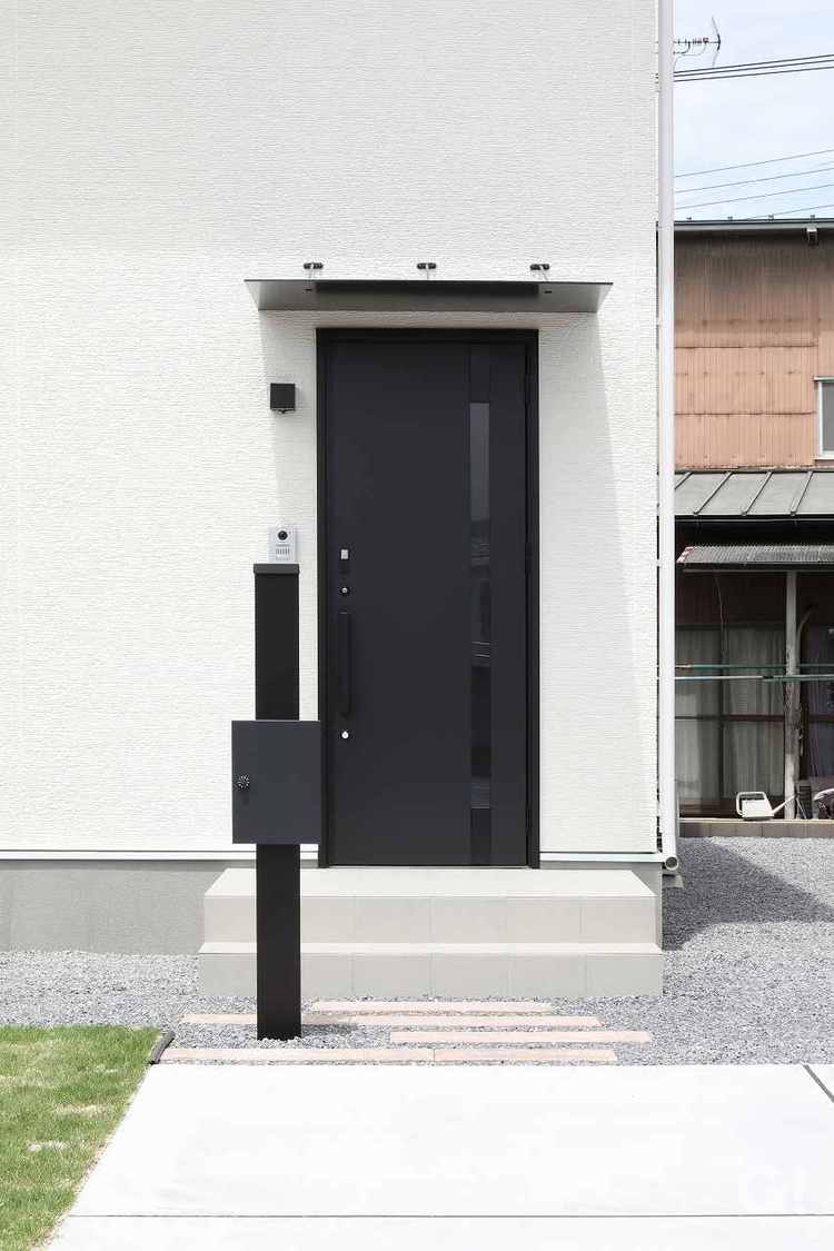 外観｜黒い玄関ドアと黒いポスト