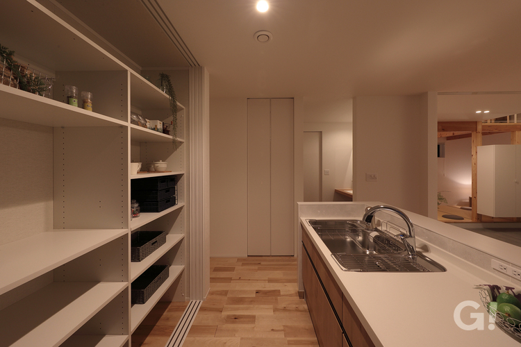 北欧デザイン住宅TRETTIO GRADのキッチン収納棚内部写真