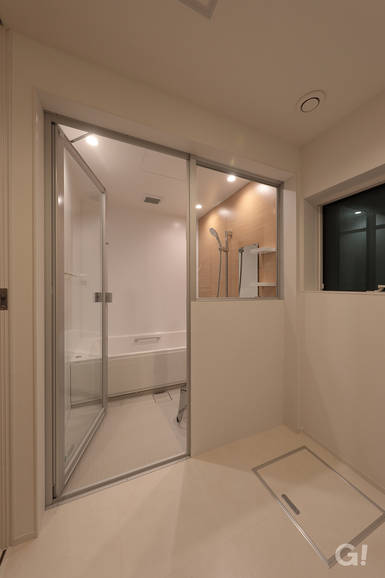 北欧デザイン規格住宅TRETTIO GRADの浴室写真(扉ver.)