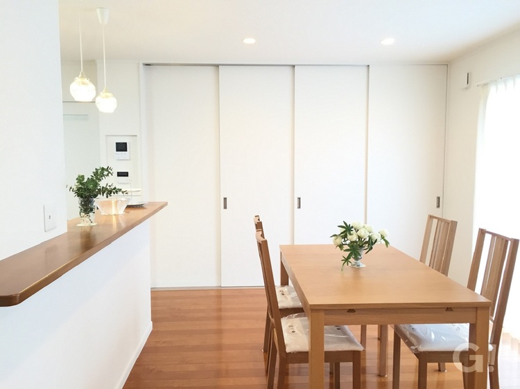 白＆木目の室内｜白い壁紙とドア、木目の床と家具、シンプルで美しい空間の写真