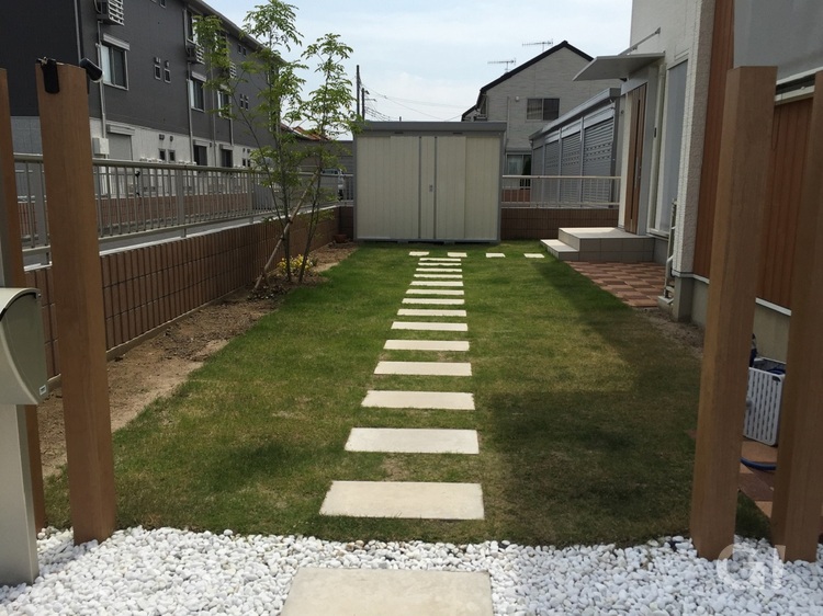 芝生の庭｜コンクリートの平板で飛び石風デザイン