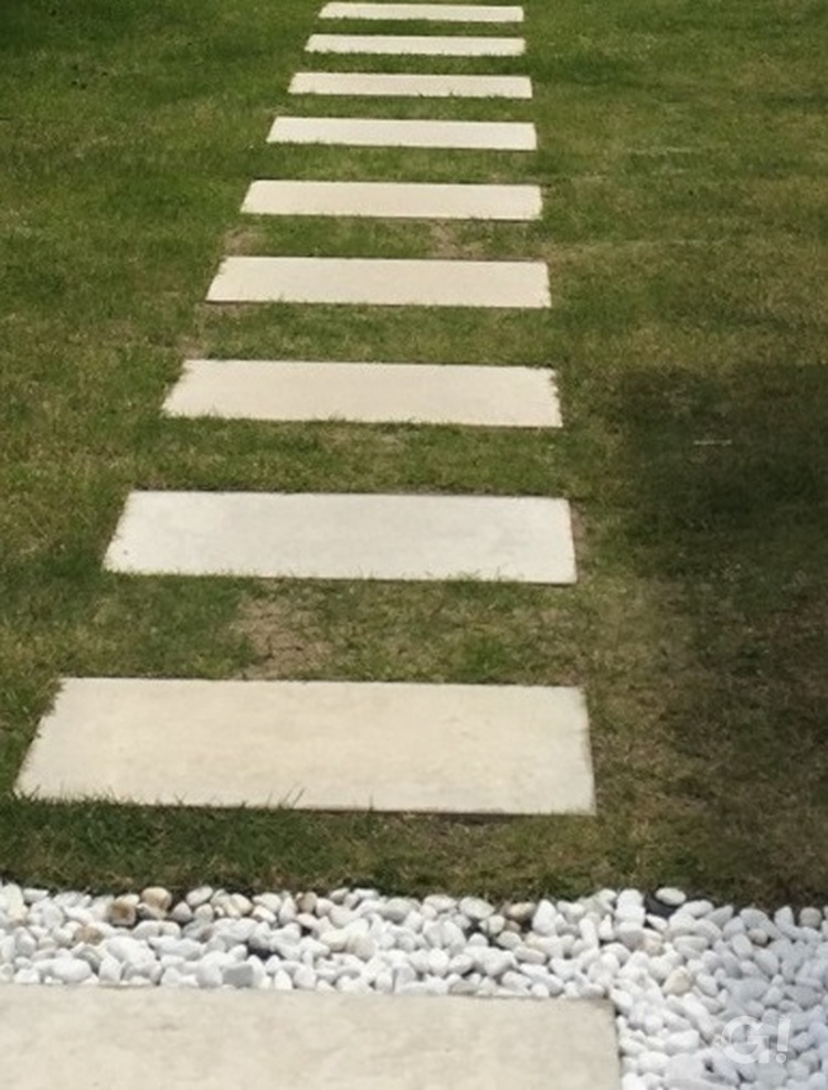 芝生の庭｜コンクリートの平板で飛び石風にデザインした施工写真(アップver.)